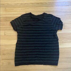 Lululemon women’s top striped
Oversized, size S/M, sizing tag is removed